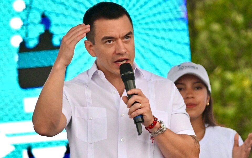 ecuador-noi-vu-nem-da-xe-tong-thong-la-‘muu-sat’