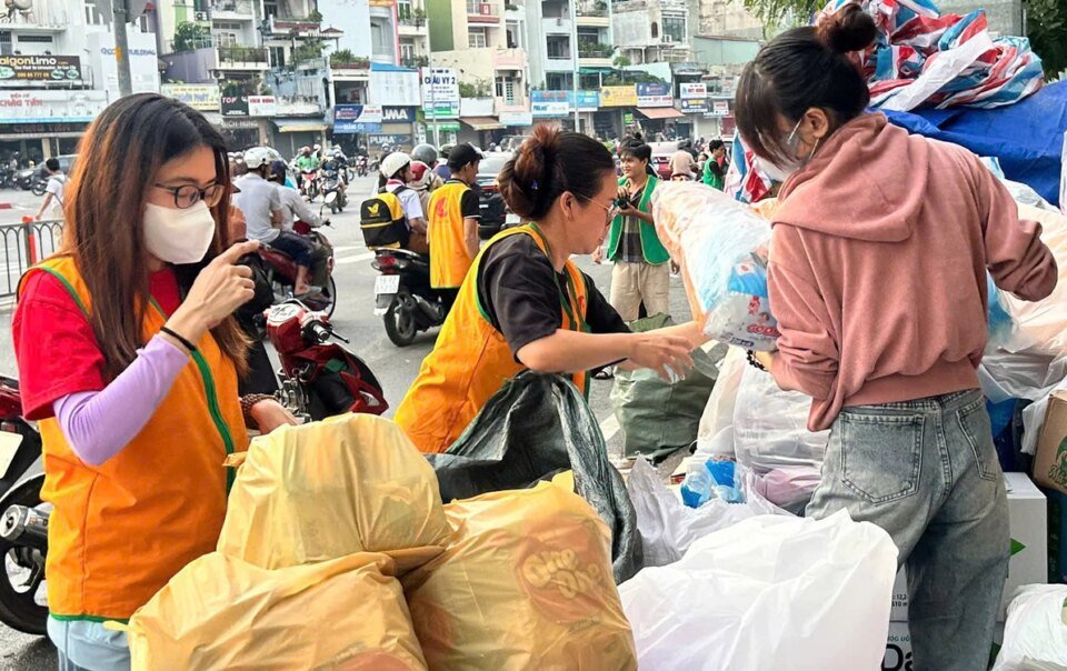 nguoi-dan-tp.hcm-nuom-nuop-gui-qua-cho-vung-lu,-nguoi-den-trao-qua-tro-thanh-tinh-nguyen-vien