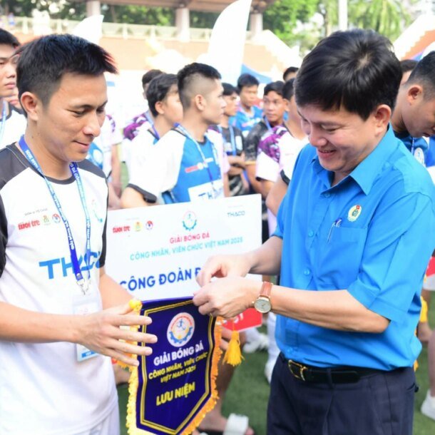 vong-loai-phia-nam-giai-bong-da-cong-nhan,-vien-chuc-viet-nam-2025-khai-mac-tung-bung