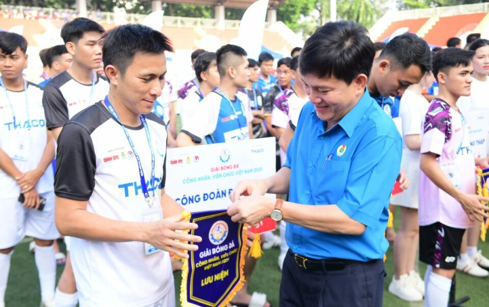 vong-loai-phia-nam-giai-bong-da-cong-nhan,-vien-chuc-viet-nam-2025-khai-mac-tung-bung