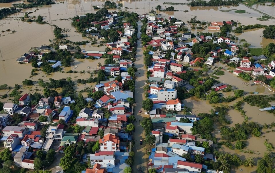 lu-song-cau-vuot-bao-dong-3-hon-2-m,-ha-noi-khan-cap-di-dan