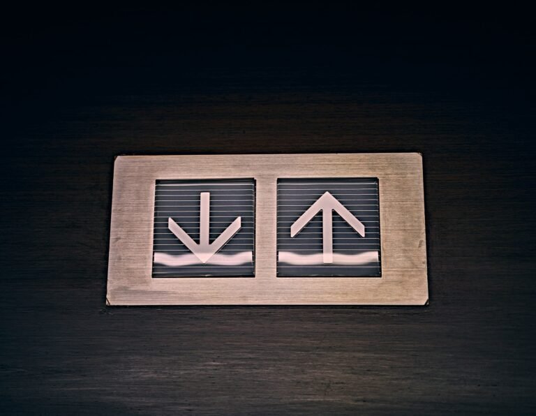 solana-(sol)-price-risks-drop-below-$200-after-losing-key-support,-analyst-warns