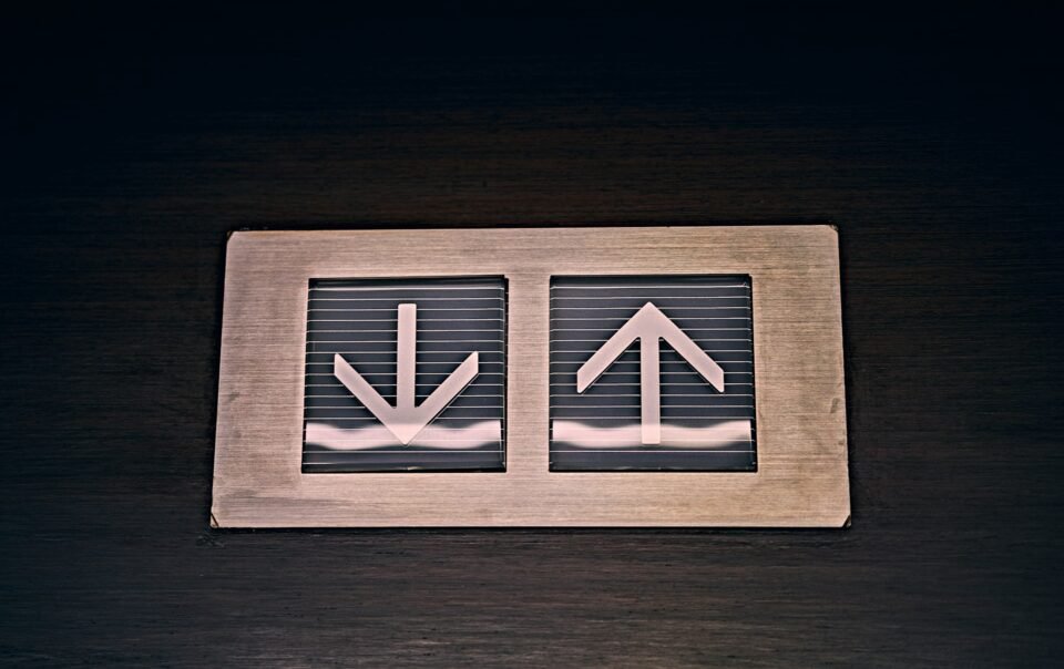 solana-(sol)-price-risks-drop-below-$200-after-losing-key-support,-analyst-warns