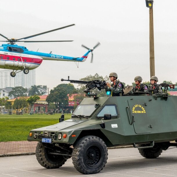 huy-dong-ca-may-bay,-xe-boc-thep-giai-cuu-con-tin-o-chien-si-qua-cam