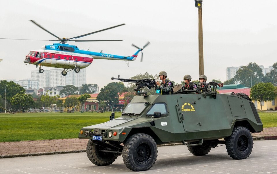 huy-dong-ca-may-bay,-xe-boc-thep-giai-cuu-con-tin-o-chien-si-qua-cam