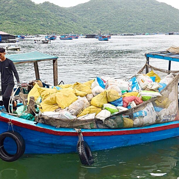 thu-gom-rac-tren-vinh-vung-ro-4-thang-qua,-mot-mo-hinh-nguoi-dan-‘thich-hop-tac’