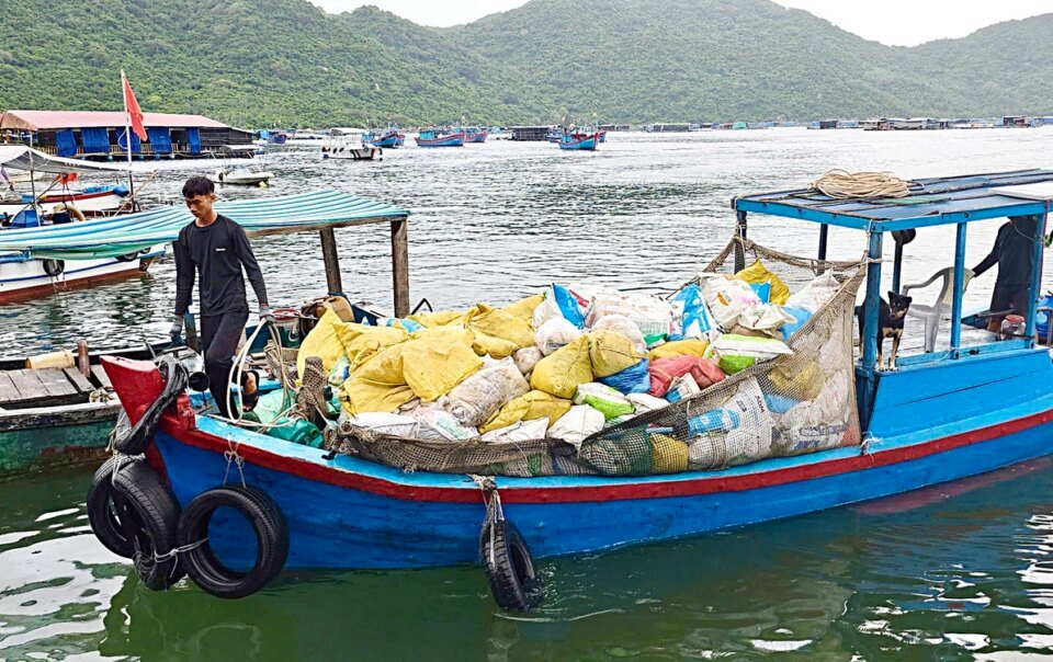 thu-gom-rac-tren-vinh-vung-ro-4-thang-qua,-mot-mo-hinh-nguoi-dan-‘thich-hop-tac’