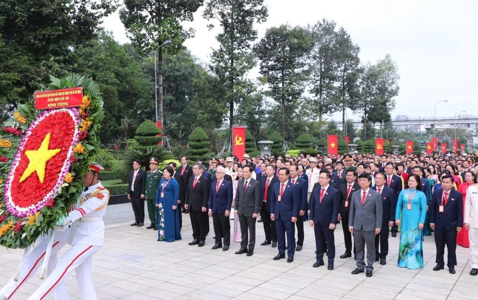 doan-dai-bieu-du-dai-hoi-dang-bo-tp.hcm-dang-huong-tuong-nho-anh-hung-liet-si