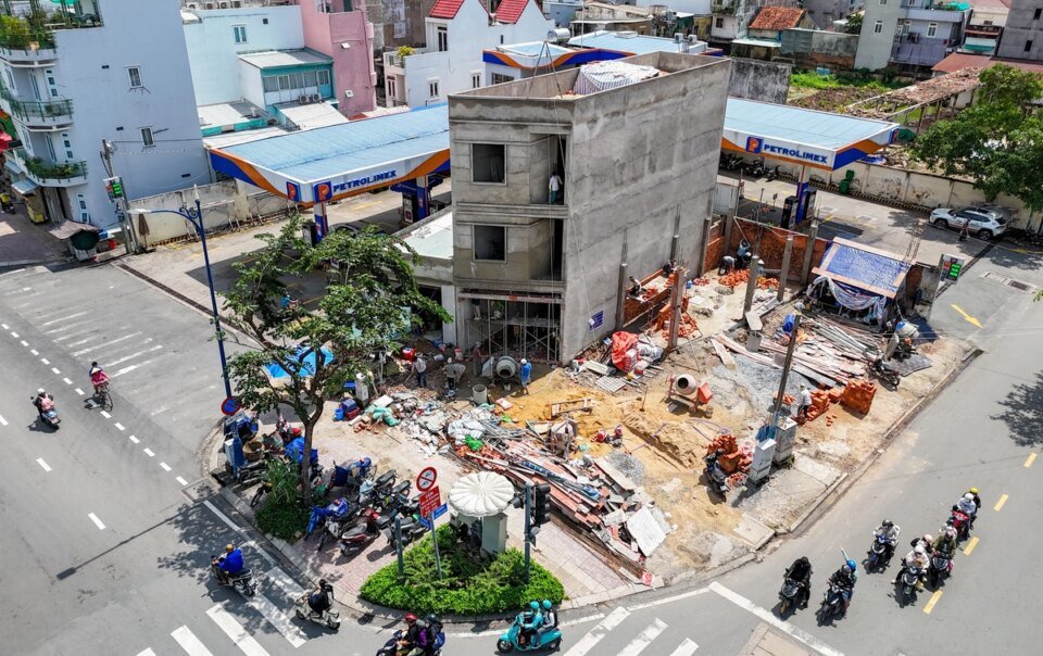 nguoi-dan-do-nha,-giao-dat-lam-cau-duong-nguyen-khoai