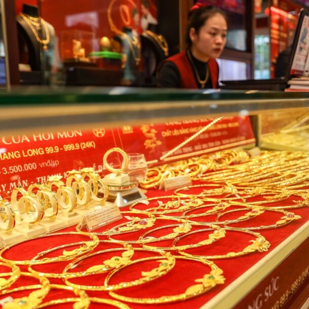 gia-vang-hom-nay-15/10/2025:-tang-khong-ngung-nghi,-ben-mua-‘kiet-suc'