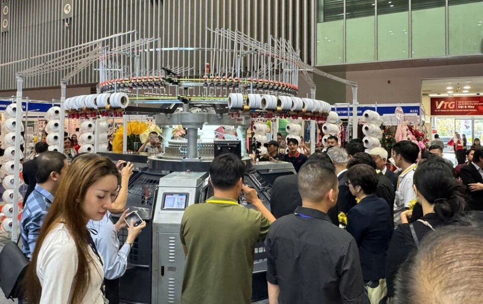 un-un-xep-hang-xem-trien-lam-det-may-quoc-te-tai-tp.hcm