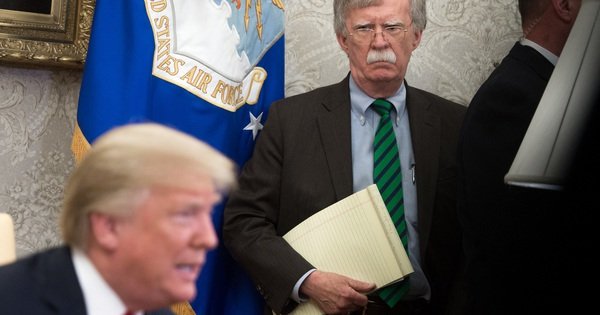 cuu-co-van-john-bolton-bi-truy-to-18-toi-danh,-&ocirc;ng-trump-n&oacute;i-g&igrave;?
