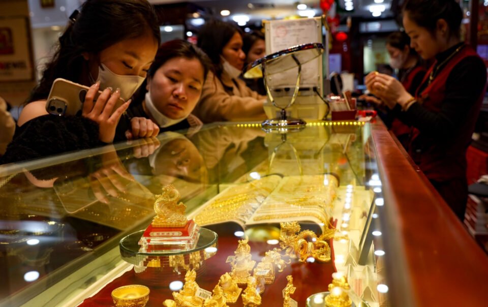 gia-vang-hom-nay-16/10/2025:-nhan-tron-len-153-trieu,-vang-the-gioi-cham-dinh