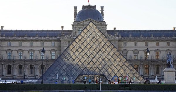 trom-dot-nhap-bao-t&agrave;ng-louvre,-ph&aacute;p-ra-lenh-d&oacute;ng-cua