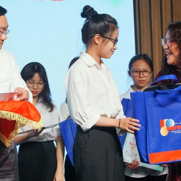 nhieu-sinh-vien-ngheo-da-bien-nghich-canh-thanh-tam-ve-vang-de-di-den-giang-duong