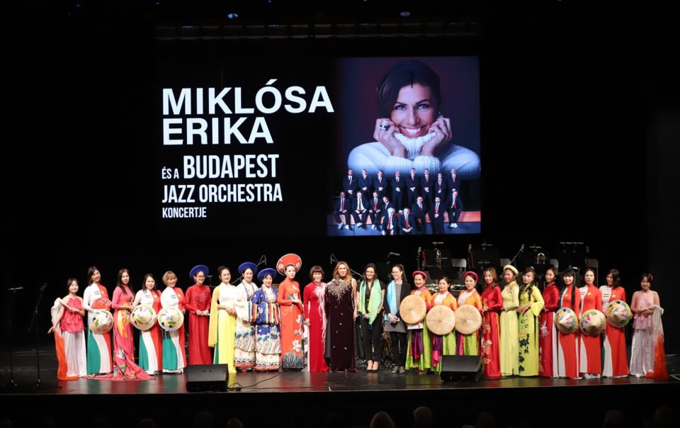 ao-dai-viet-nam-lan-dau-toa-sang-trong-buoi-hoa-nhac-quoc-te-tai-hungary