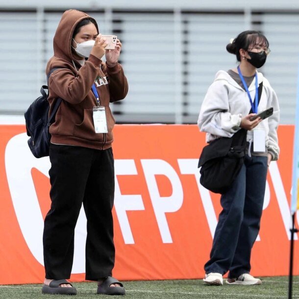 sinh-vien-dai-hoc-nguyen-tat-thanh-thuc-hanh-chup-anh-bong-da:-hon-ca-mot-trai-nghiem