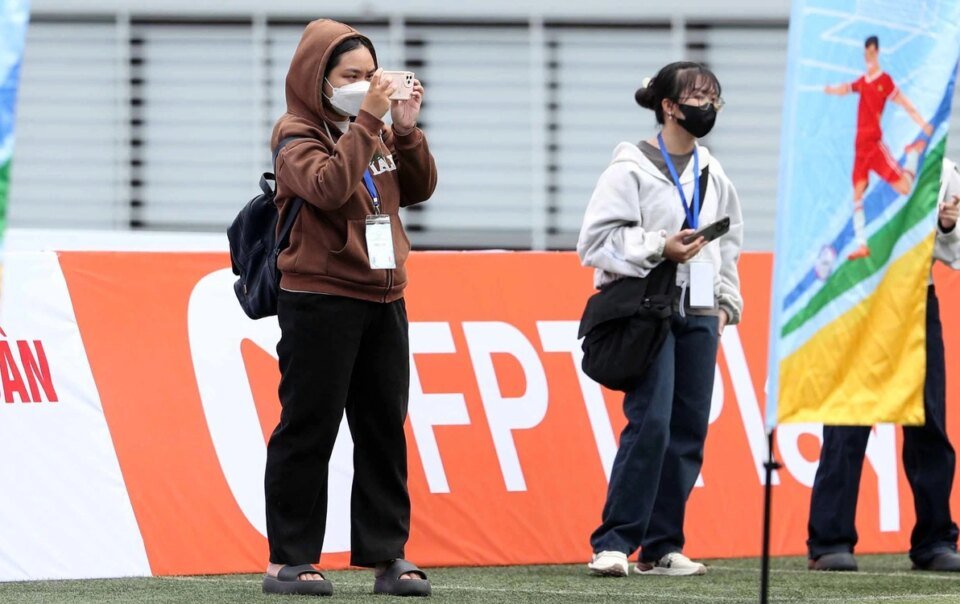 sinh-vien-dai-hoc-nguyen-tat-thanh-thuc-hanh-chup-anh-bong-da:-hon-ca-mot-trai-nghiem