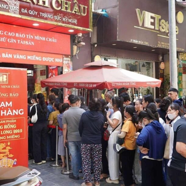 nhieu-nguoi-lung-mua-tung-chi-vang