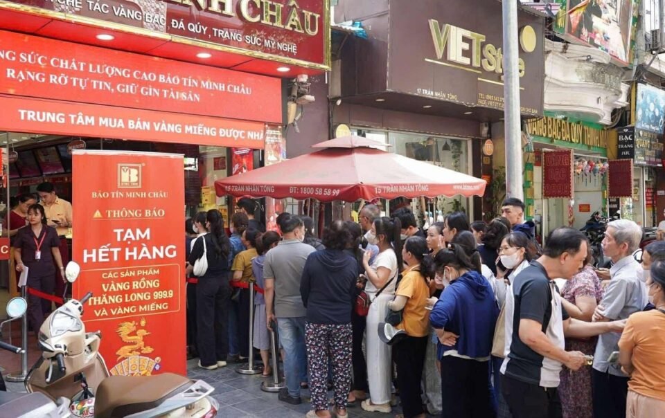 nhieu-nguoi-lung-mua-tung-chi-vang