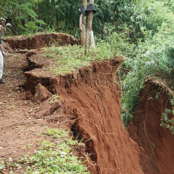 duong-vao-tram-500kv-ia-ly-sat-lo-sau-ca-chuc-met,-chinh-quyen-van-dong-di-doi-dan