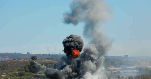 nhieu-manh-dan-ph&aacute;o-roi-xuong-xa-lo,-tr&uacute;ng-xe-ho-tong-ph&oacute;-tong-thong-my