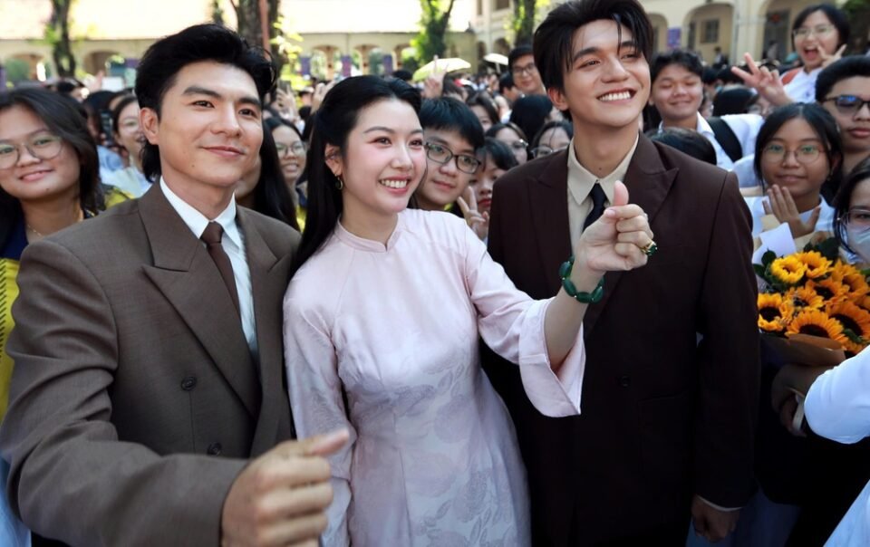 dien-vien-‘mua-do’,-a-hau-cung-hoc-sinh-truong-chuyen-chong-lua-dao-truc-tuyen