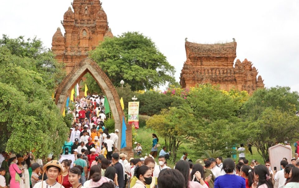 hinh-anh-dac-sac-vui-don-le-hoi-kate-tu-hang-nghin-nguoi-dan,-du-khach