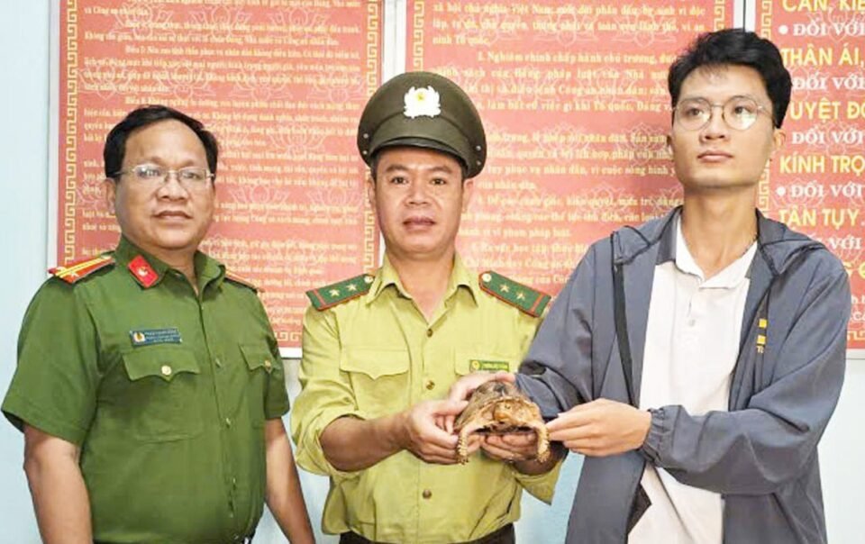 thay-rua-cuc-quy-o-gan-khu-tro,-nguoi-dan-nop-cho-cong-an