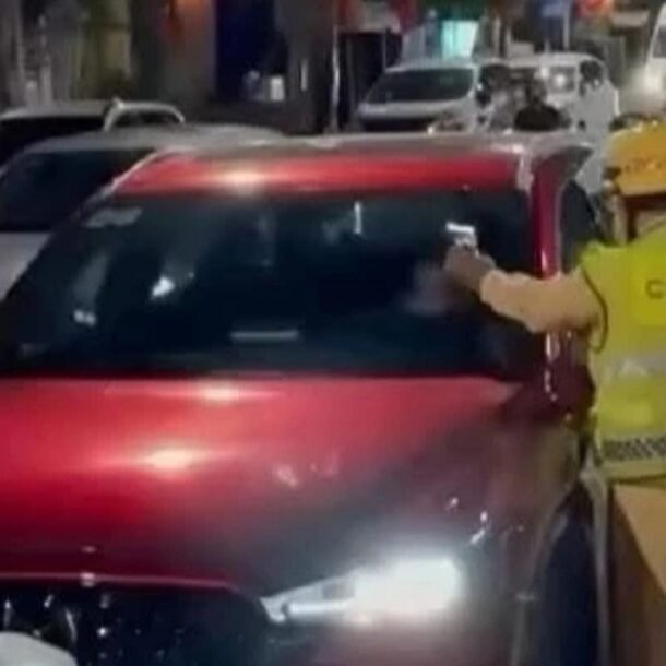 nu-tai-xe-phot-lo-hieu-lenh-csgt,-hut-bong-cuoi-ngay-tren-o-to