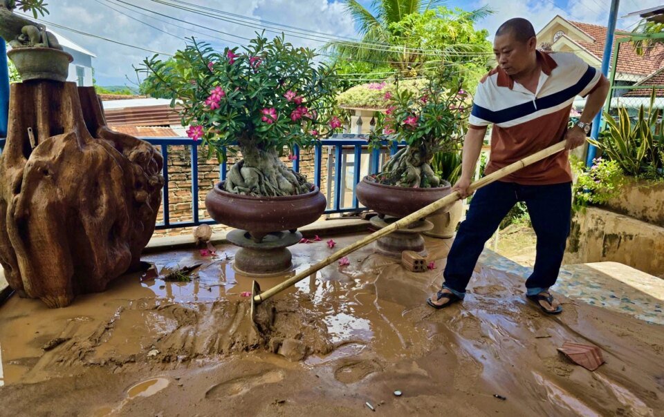 nua-dem,-dan-thao-chay-vi-bun-dat-tu-cong-truong-cao-toc-quy-nhon-–-chi-thanh-ap-xuong-nha