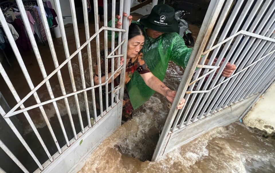 phai-xin-kinh-phi-khac-phuc-ngap-lut-sau-khi…-nang-cap-duong-cao-hon-nha-dan