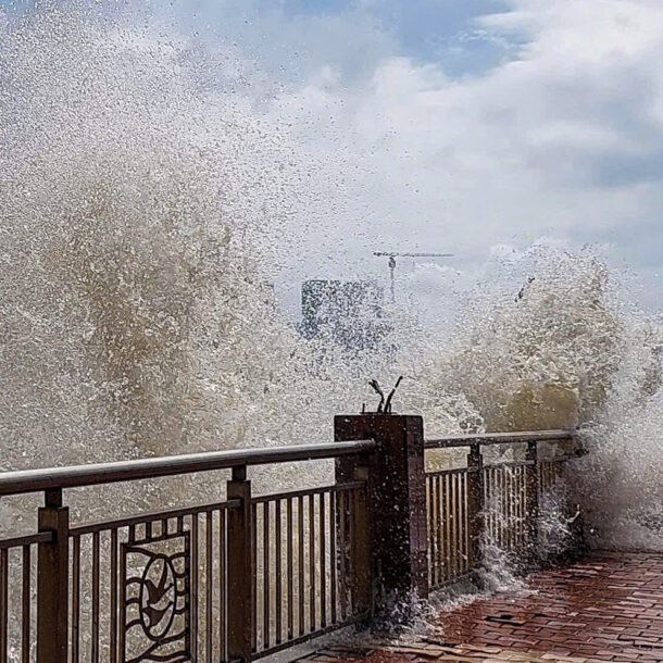 bao-so-12-chua-do-bo,-nuoc-song-han-da-tran-qua-duong