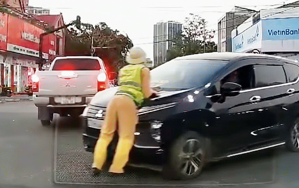 thieu-ta-canh-sat-giao-thong-bi-hat-len-nap-capo-gio-tan-tam