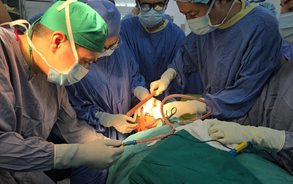 cuu-song-nam-sinh-bi-thanh-sat-dai-3-met-dam-xuyen-vung-dau,-tu-mat-qua-gay