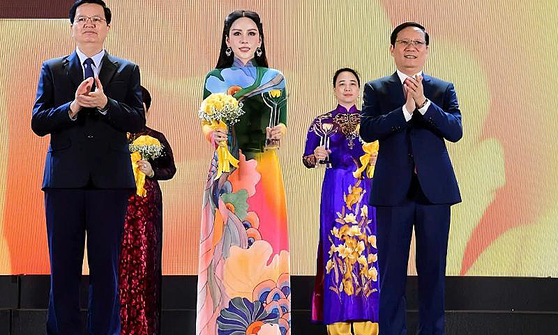 pho-chu-tich-kn-holdings-vao-top-10-nu-doanh-nhan-tieu-bieu-2025