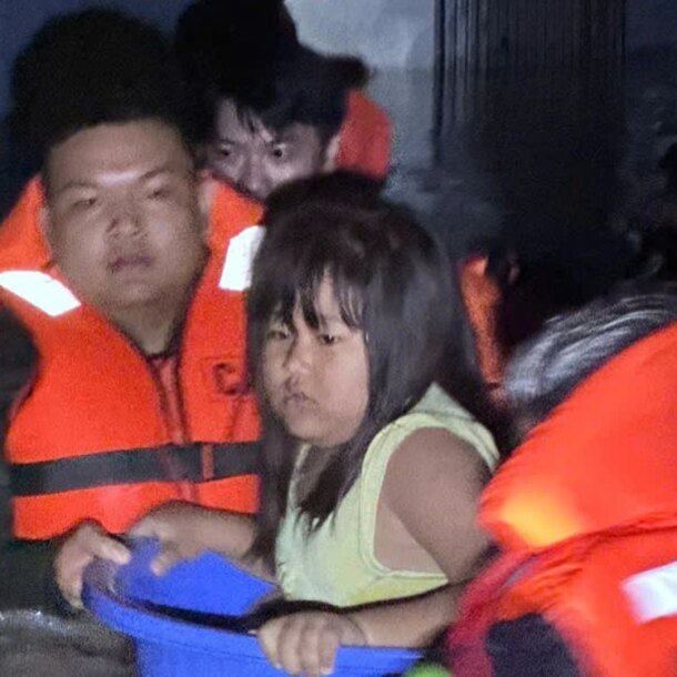 giai-cuu-127-nguoi-bi-co-lap-sau-con-mua-lon-o-tp.hcm