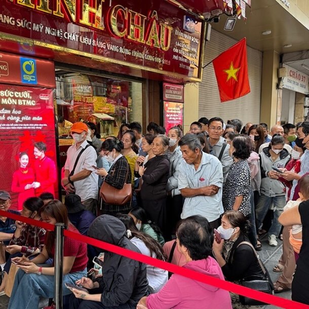 gia-vang-bien-dong-manh,-mua-vao-bat-chap-nhu-cam-‘hon-than-nong'