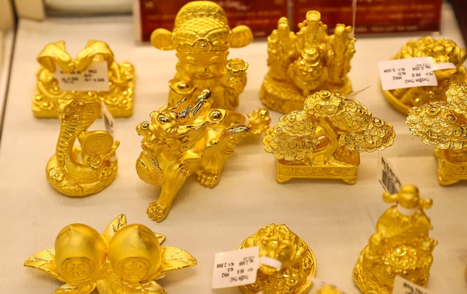 gia-vang-hom-nay-24/10/2025-dao-chieu-tang,-gioi-dau-tu-'san-gia-hoi'-tro-lai