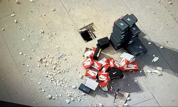 trom-khoet-mai-trung-tam-thuong-mai-my,-cuom-hang-tram-doi-giay