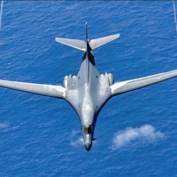 ro-tin-my-dieu-may-bay-nem-bom-b-1-den-gan-venezuela,-ong-trump-len-tieng