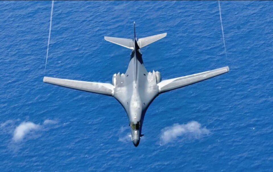 ro-tin-my-dieu-may-bay-nem-bom-b-1-den-gan-venezuela,-ong-trump-len-tieng