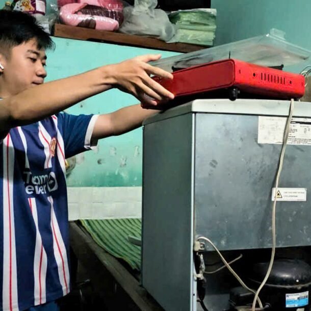 hue-mua-lon,-nhieu-noi-ngap-sau-trong-nuoc,-cuon-troi-xe-taxi