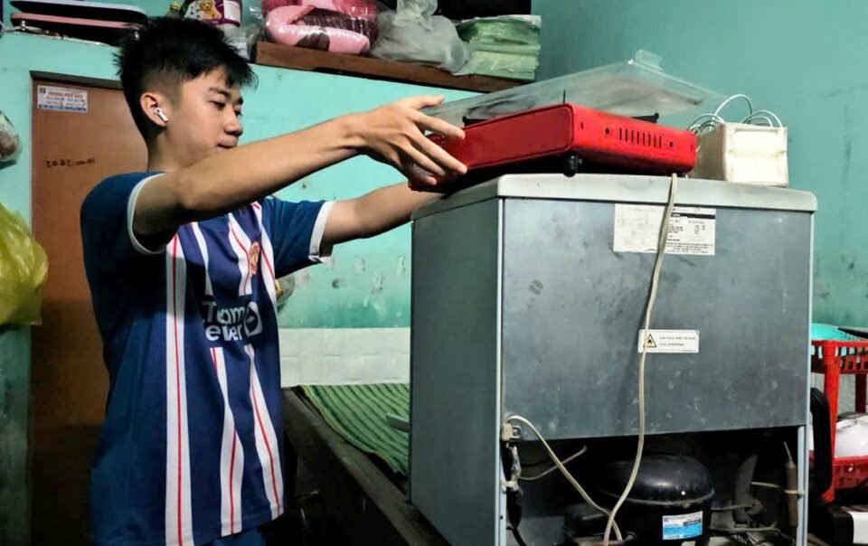 hue-mua-lon,-nhieu-noi-ngap-sau-trong-nuoc,-cuon-troi-xe-taxi