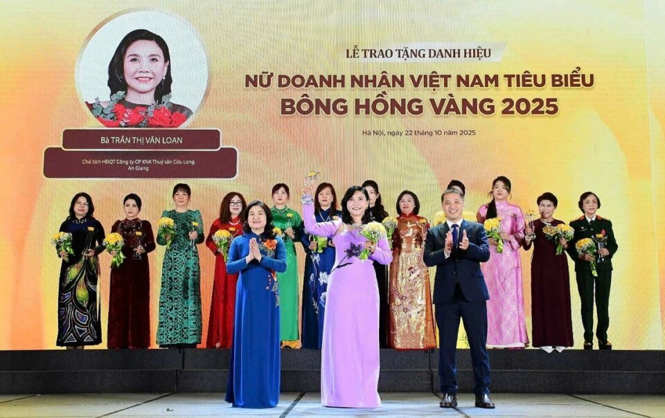 chu-tich-cl-fish-nhan-giai-thuong-bong-hong-vang-lan-4