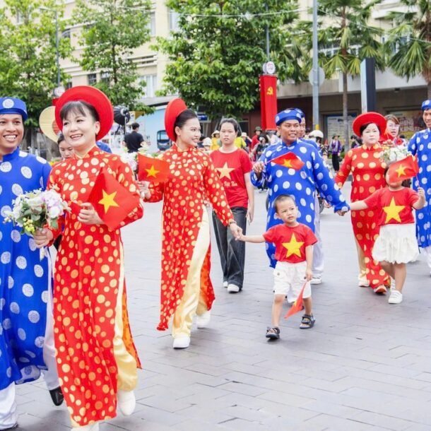 du-le-cuoi-tap-the-de-mot-lan-trong-doi-khoac-ao-co-dau