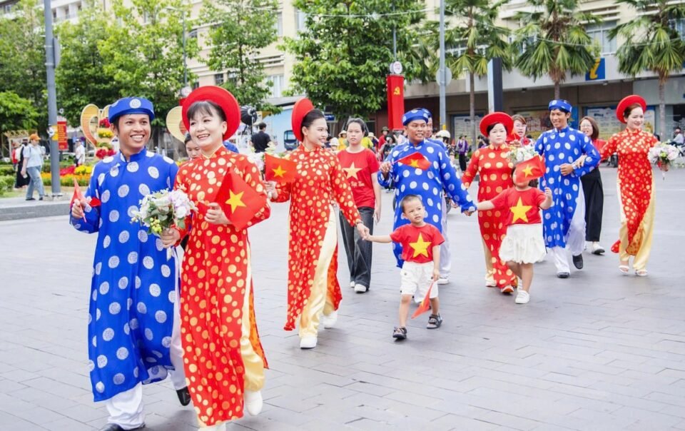 du-le-cuoi-tap-the-de-mot-lan-trong-doi-khoac-ao-co-dau