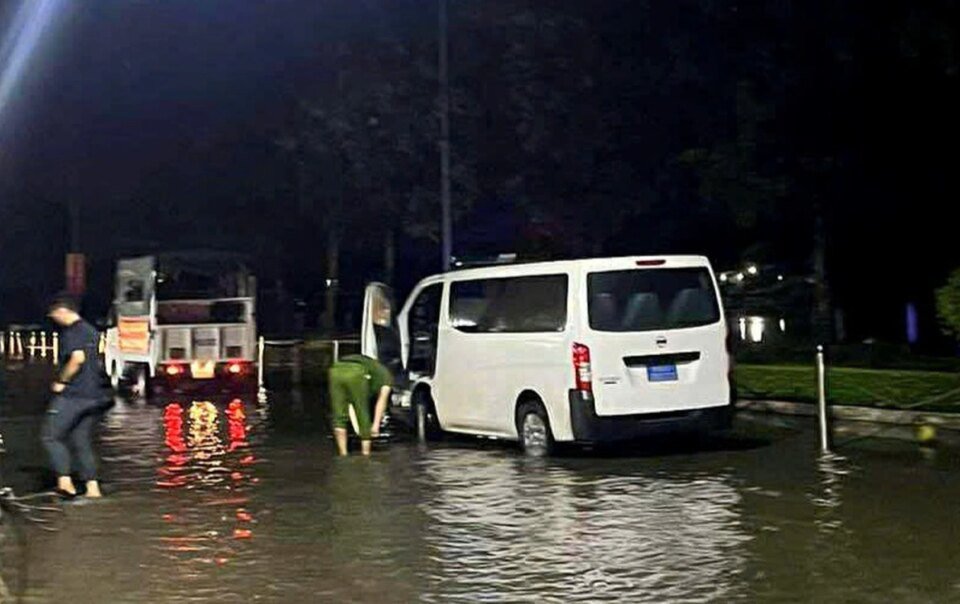hai-hoc-sinh-bi-dien-giat-tu-vong,-nghi-ro-ri-tu-dien-chieu-sang-cong-vien-khi-nuoc-ngap