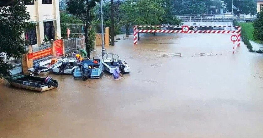 mua-dac-biet-to-gay-ngap-nang-o-hue,-coi-hu-bao-lu-vang-khap-thanh-pho