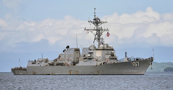 t&agrave;u-chien-my-den-s&aacute;t-venezuela-tap-tran,-caracas-canh-b&aacute;o-&acirc;m-muu-tan-c&ocirc;ng